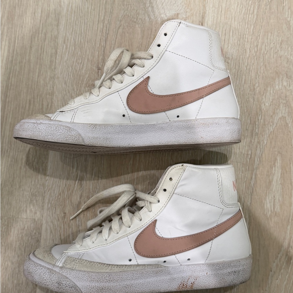 Nike Women's White blazers High-Top Sneakers